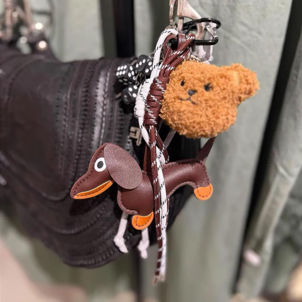STICKY BESTIE BAGCHARM BCH en color MARRON (4)