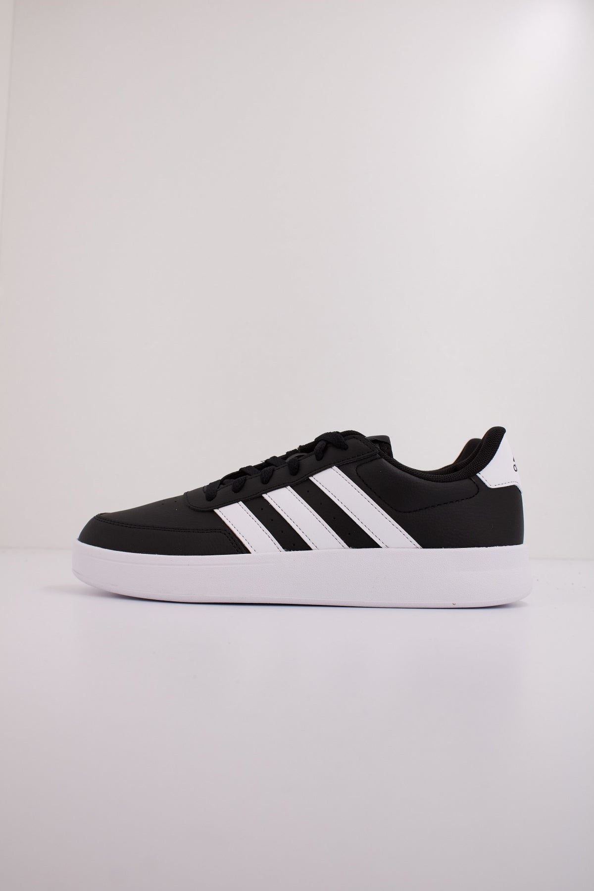 ADIDAS BREAKNET . en color NEGRO (1)
