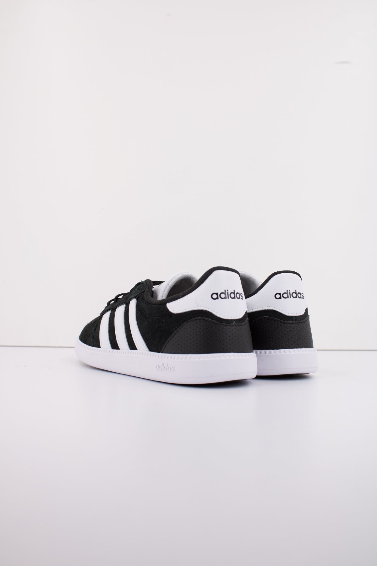 ADIDAS BREAKNET SLEEK en color NEGRO (4)