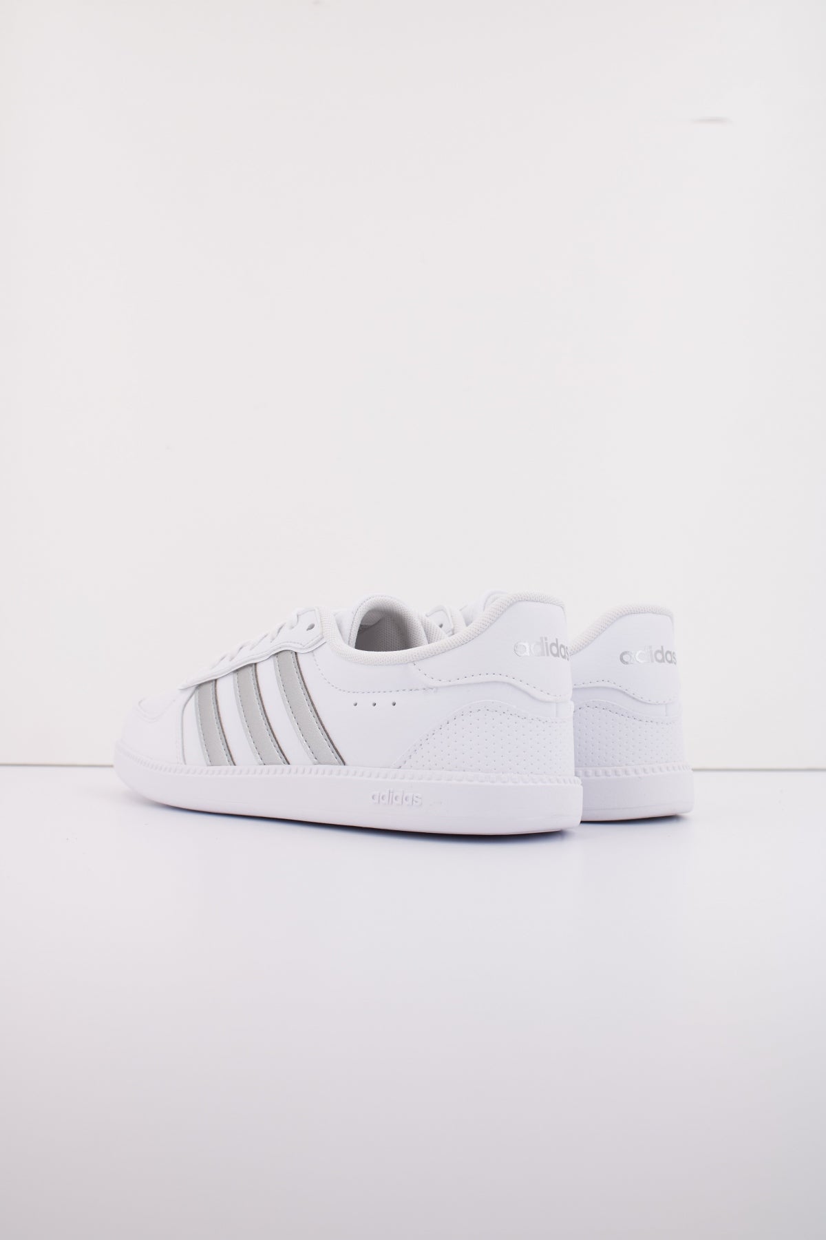 ADIDAS BREAKNET SLEEK en color BLANCO (4)