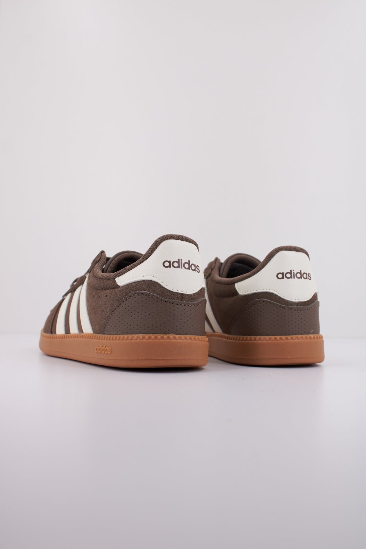 ADIDAS BREAKNET SLEEK en color MARRON (4)