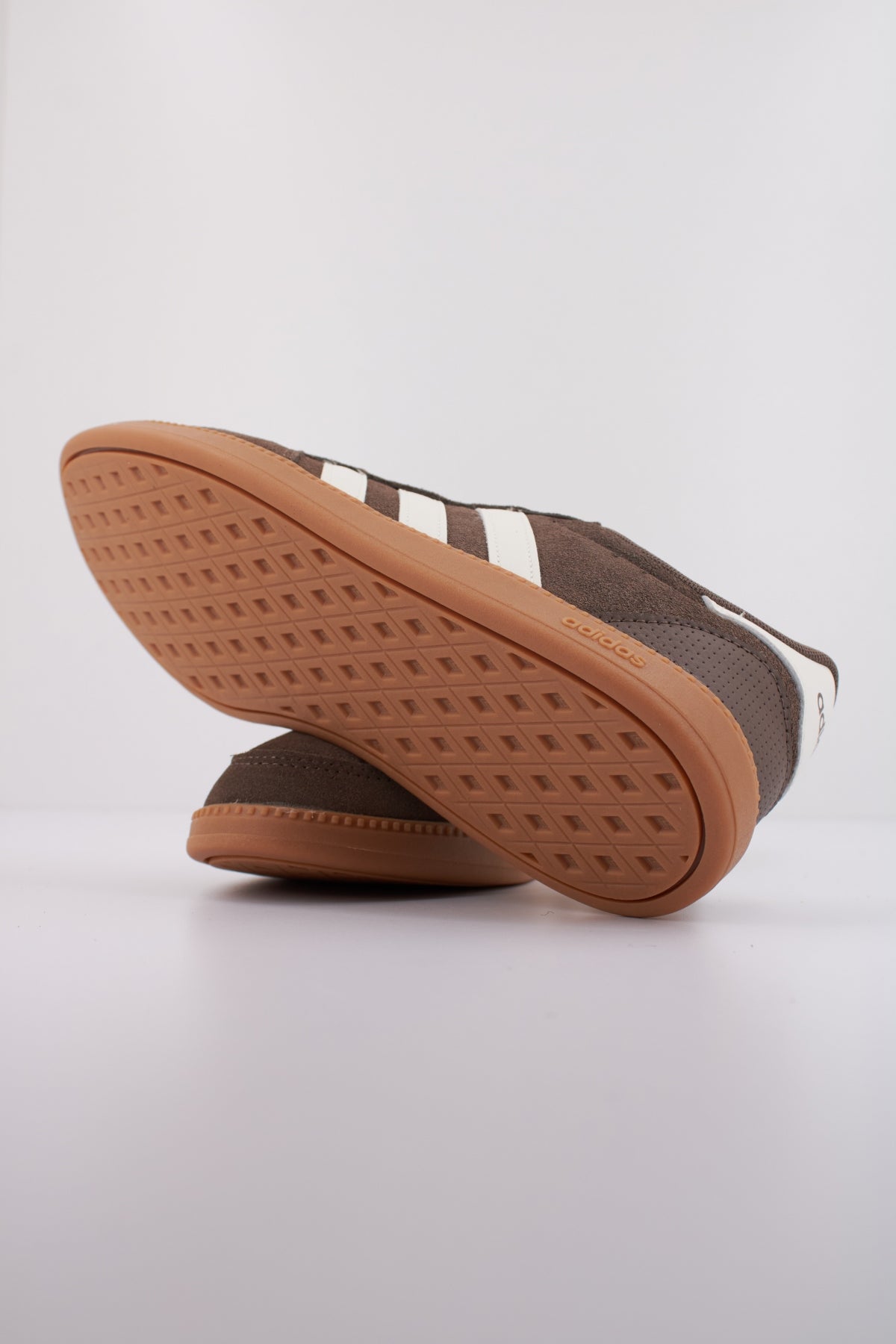 ADIDAS BREAKNET SLEEK en color MARRON (5)