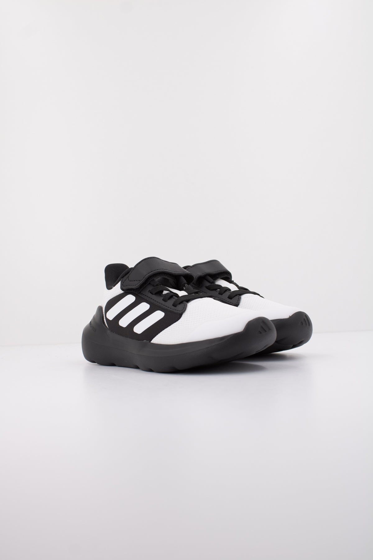 ADIDAS TENSAUR RUN . EL en color NEGRO (2)