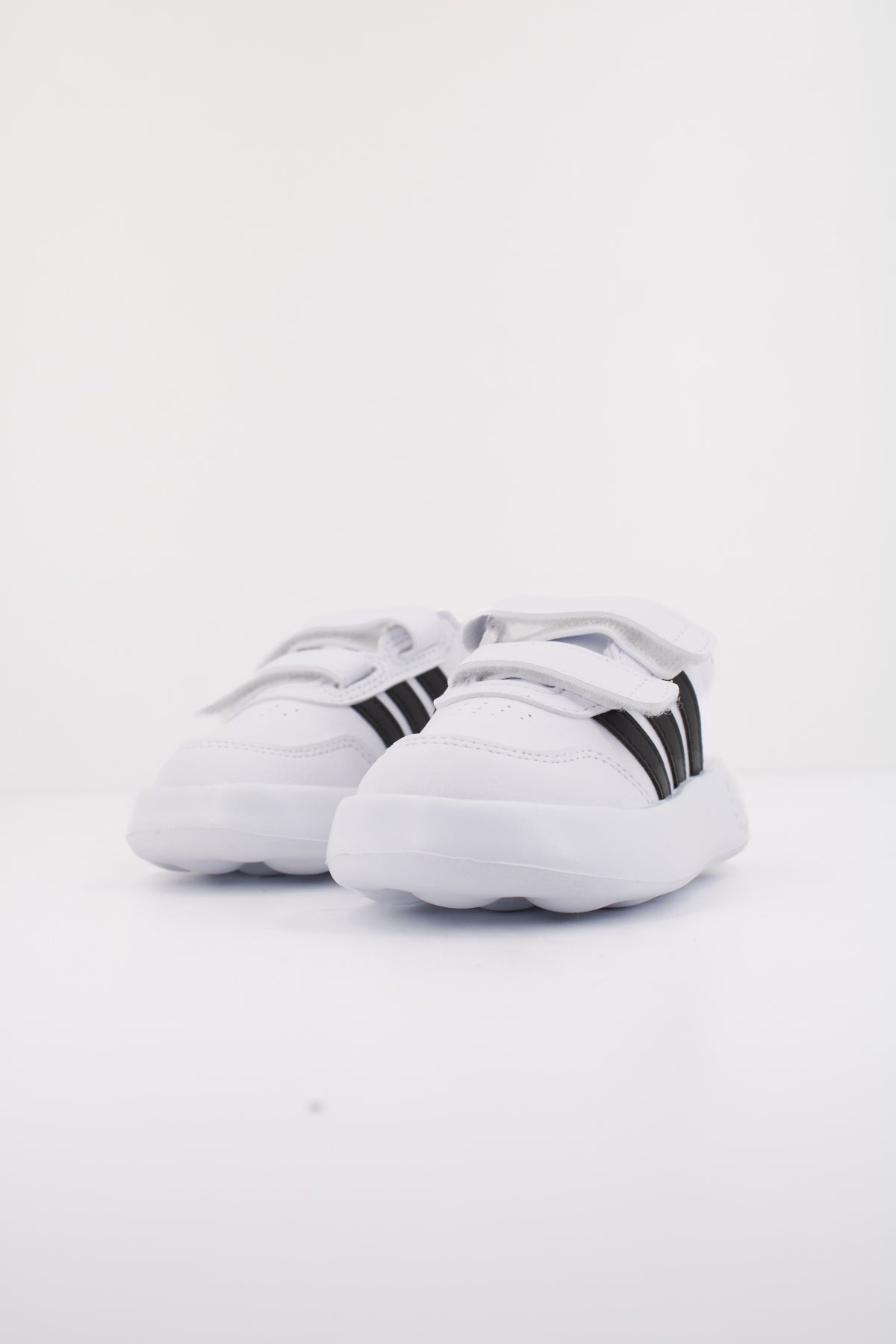 ADIDAS BREAKNET . CF I en color BLANCO (2)