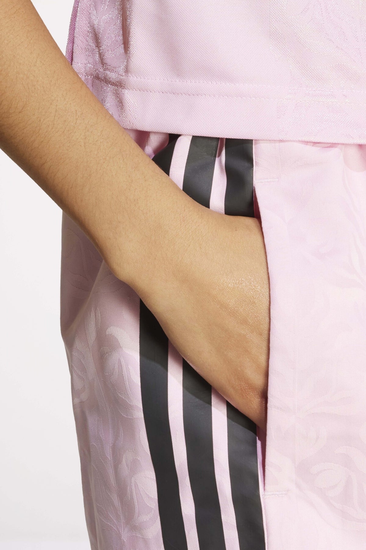 ADIDAS W TIRO Q SH en color ROSA (4)