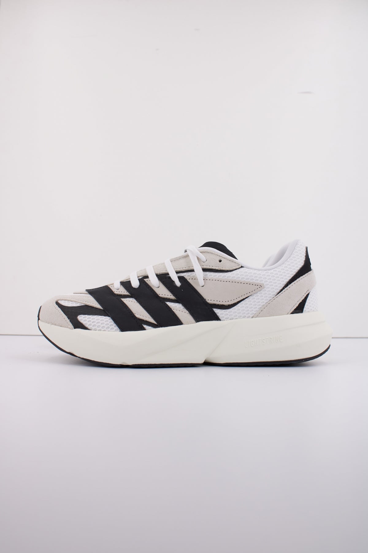 ADIDAS LIGHTBLAZE en color BEIS (1)