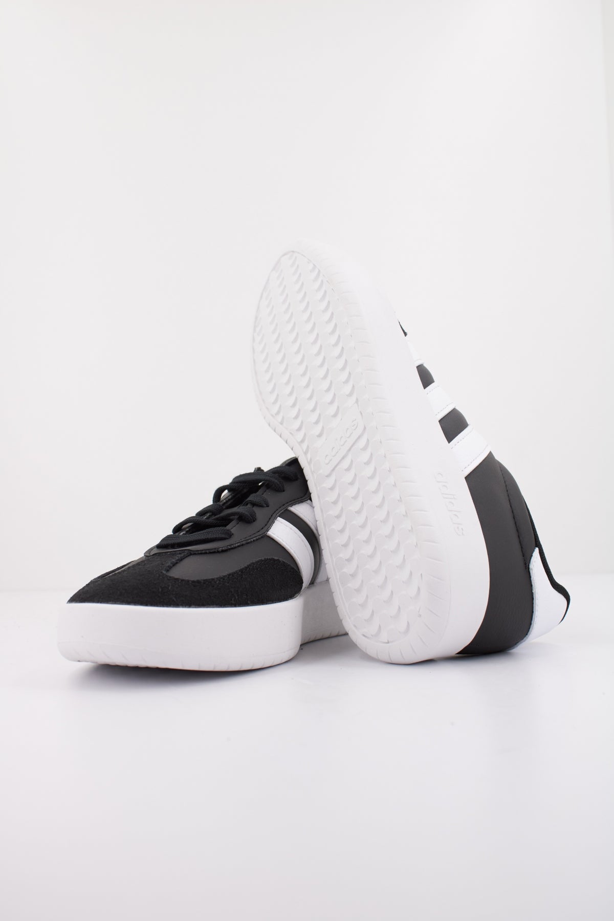 ADIDAS BARREDA en color NEGRO (5)