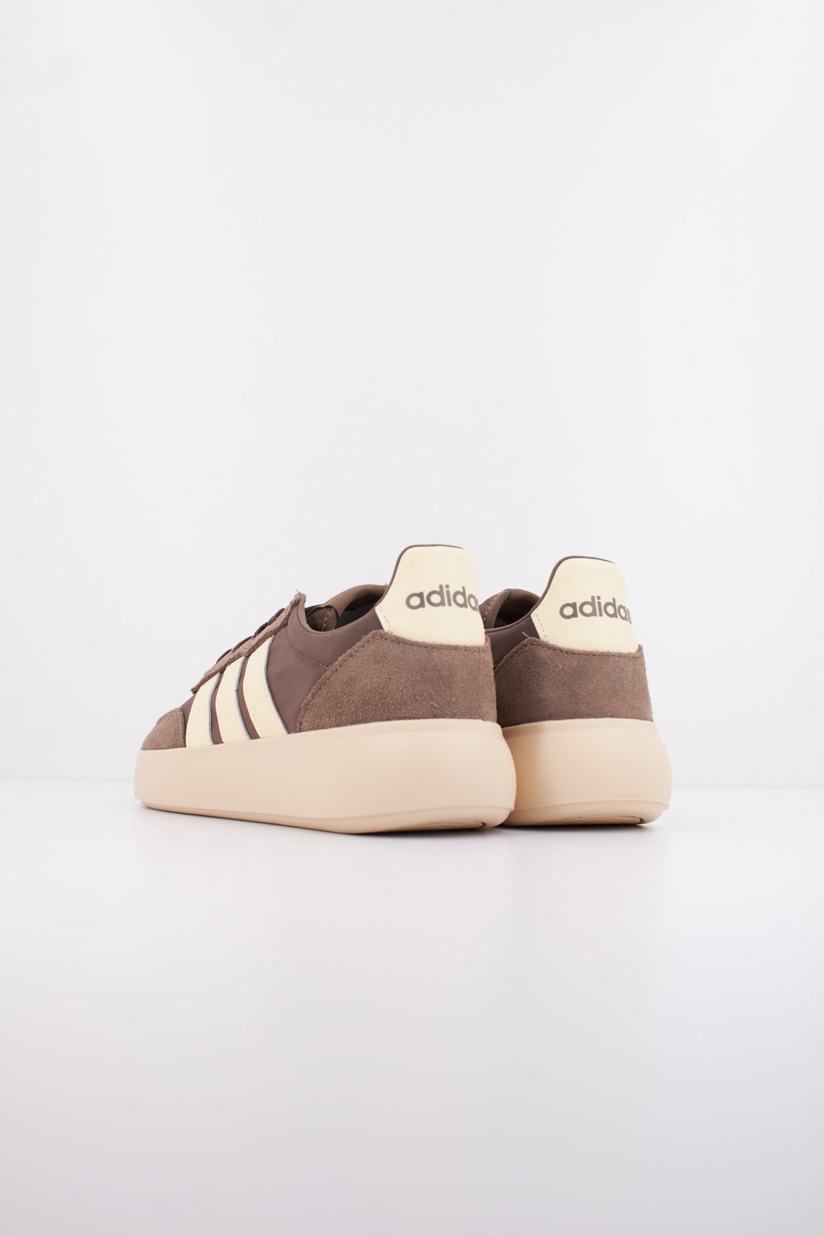ADIDAS BARREDA DECODE en color MARRON (4)
