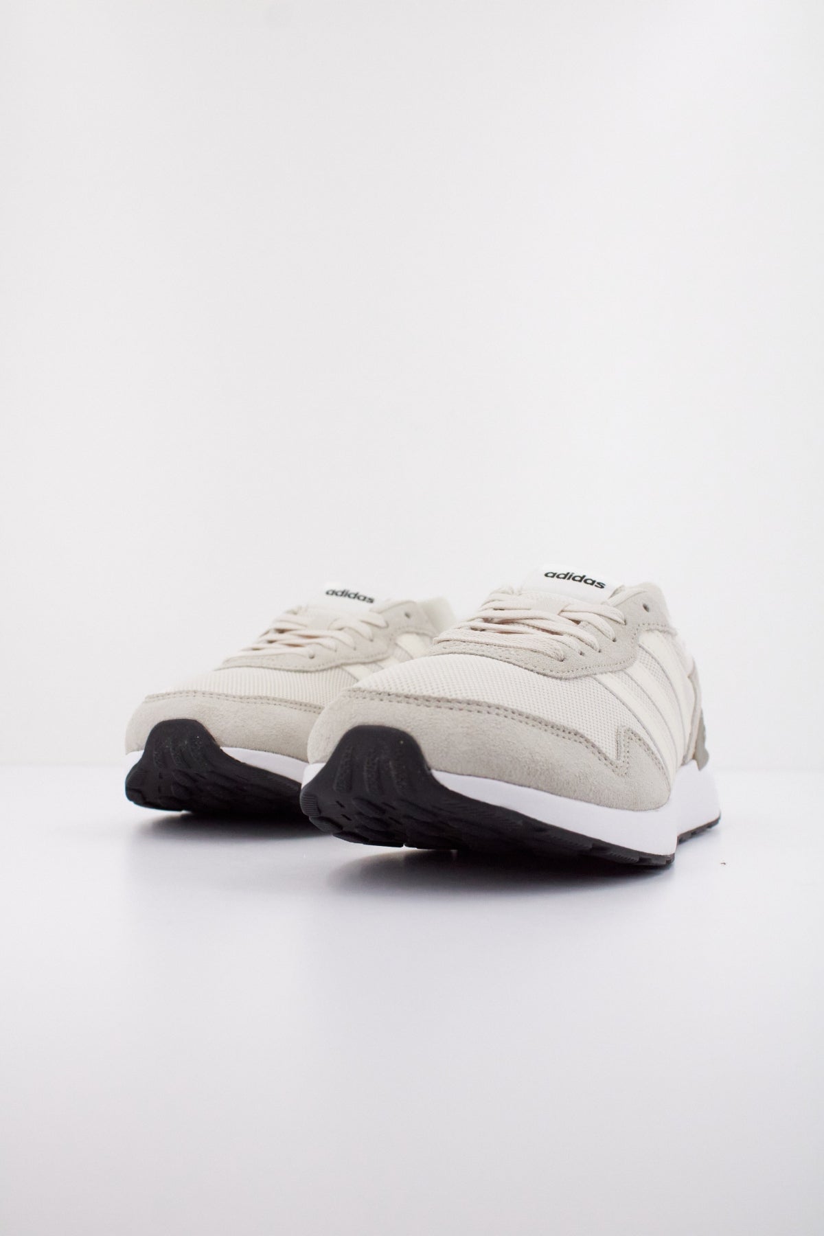 ADIDAS RUN s . en color BEIS (2)