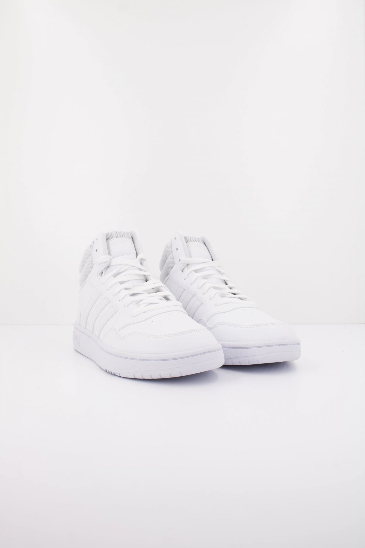 ADIDAS HOOPS . MID en color BLANCO (2)
