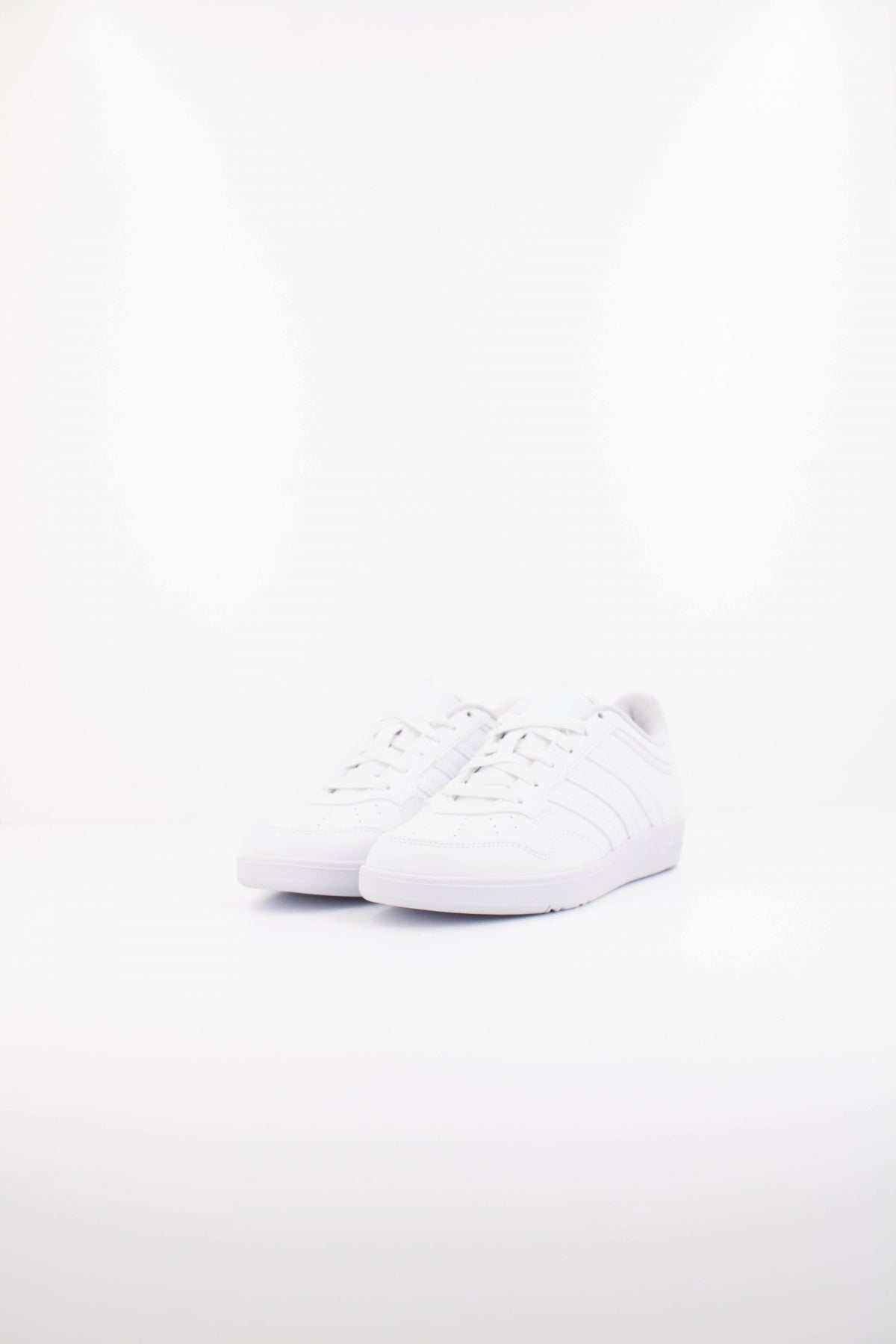ADIDAS HOOPS . W en color BLANCO (2)