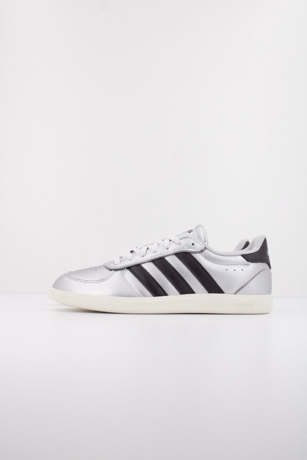 ADIDAS BREAKNET SLEEK en color PLATA (1)