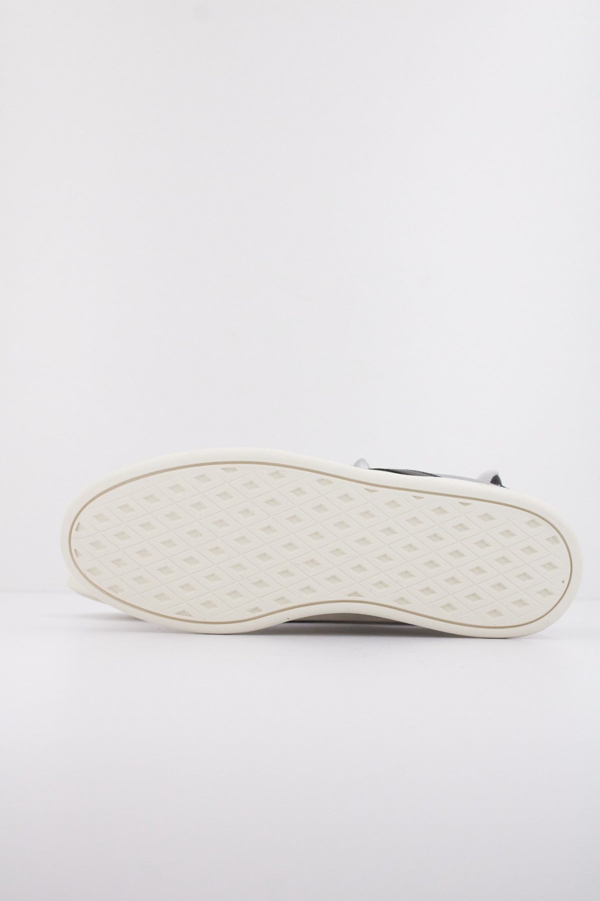 ADIDAS BREAKNET SLEEK en color PLATA (4)