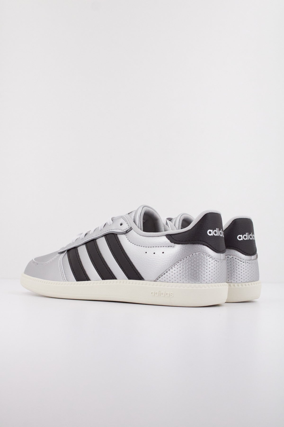 ADIDAS BREAKNET SLEEK en color PLATA (5)