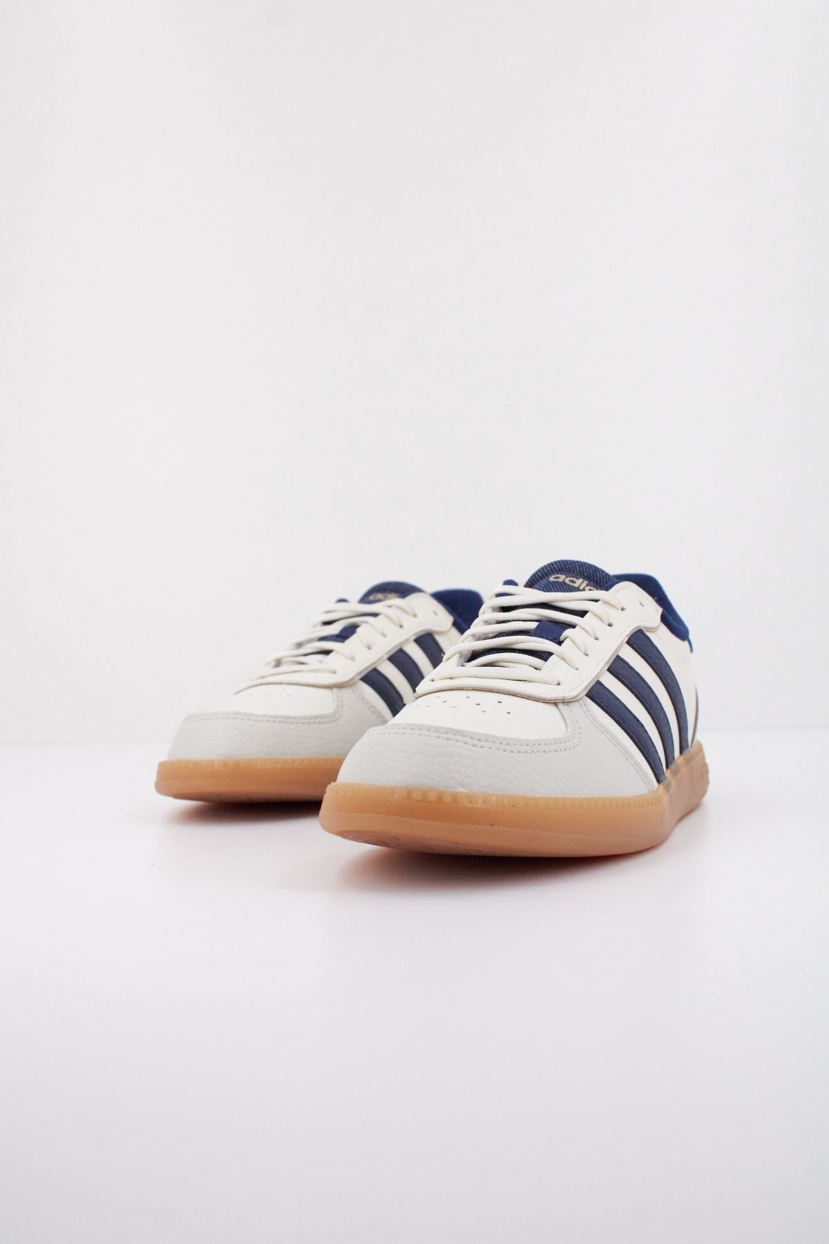 ADIDAS BREAKNET SLEEK en color BLANCO (2)