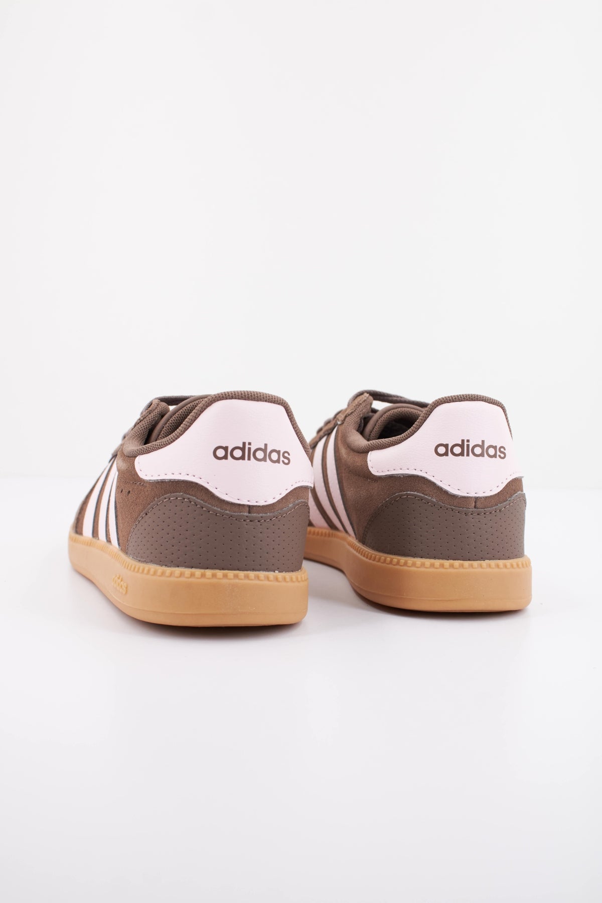 ADIDAS BREAKNET SLEEK en color MARRON (4)