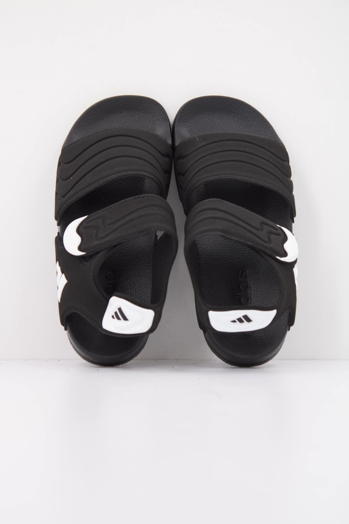 ADIDAS ADILETTE SANDAL K en color NEGRO (3)
