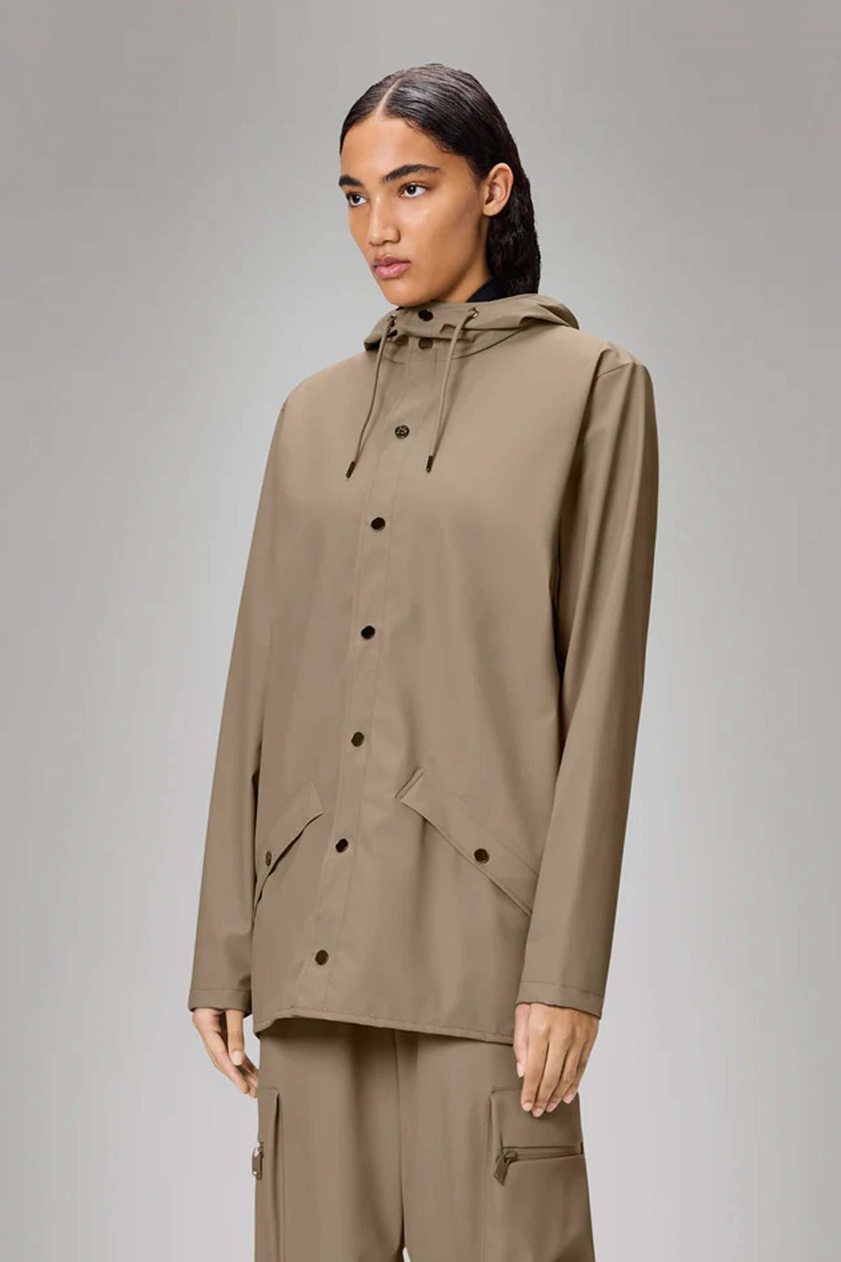RAINS JACKET W en color BEIS (1)