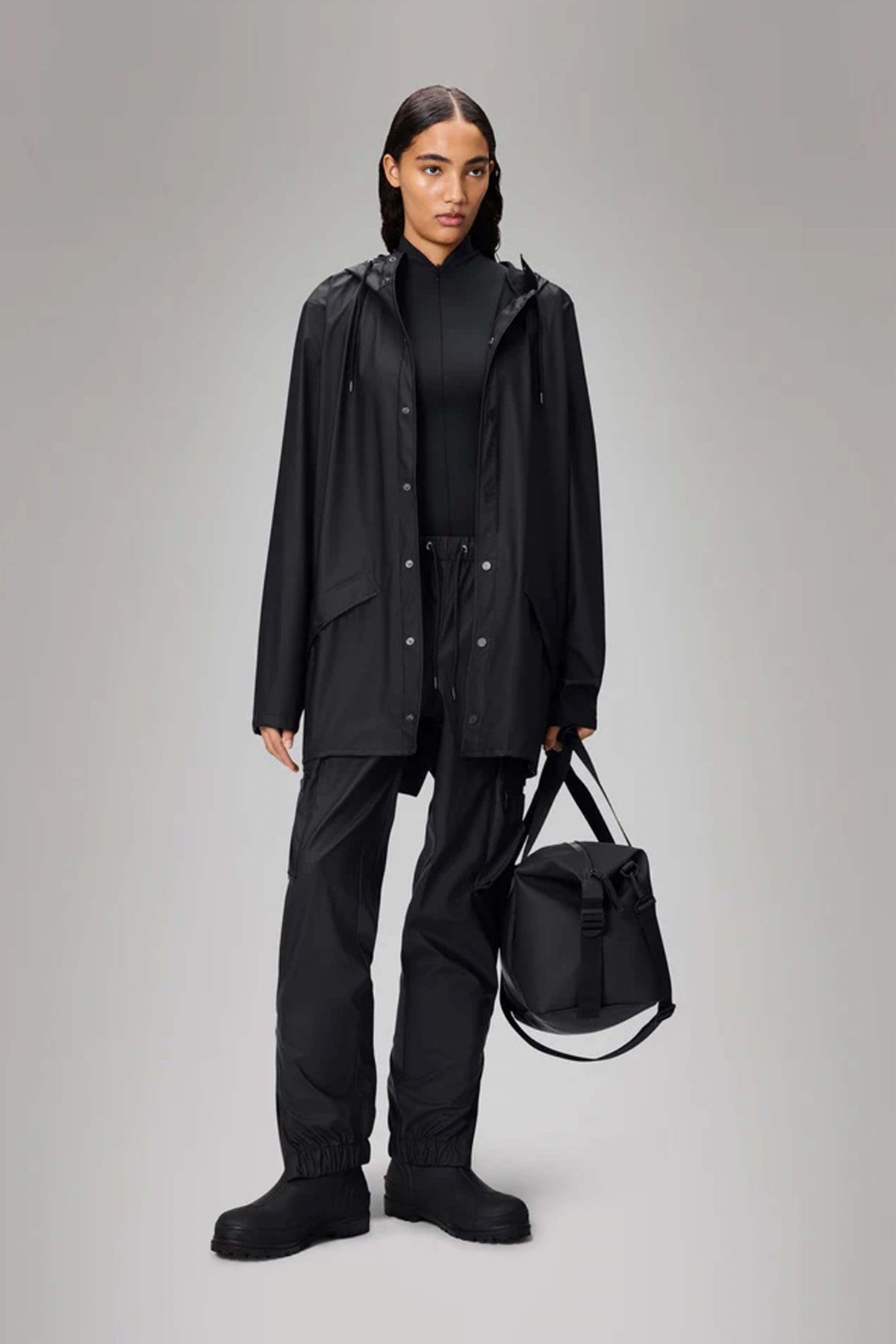 RAINS JACKET W en color NEGRO (4)