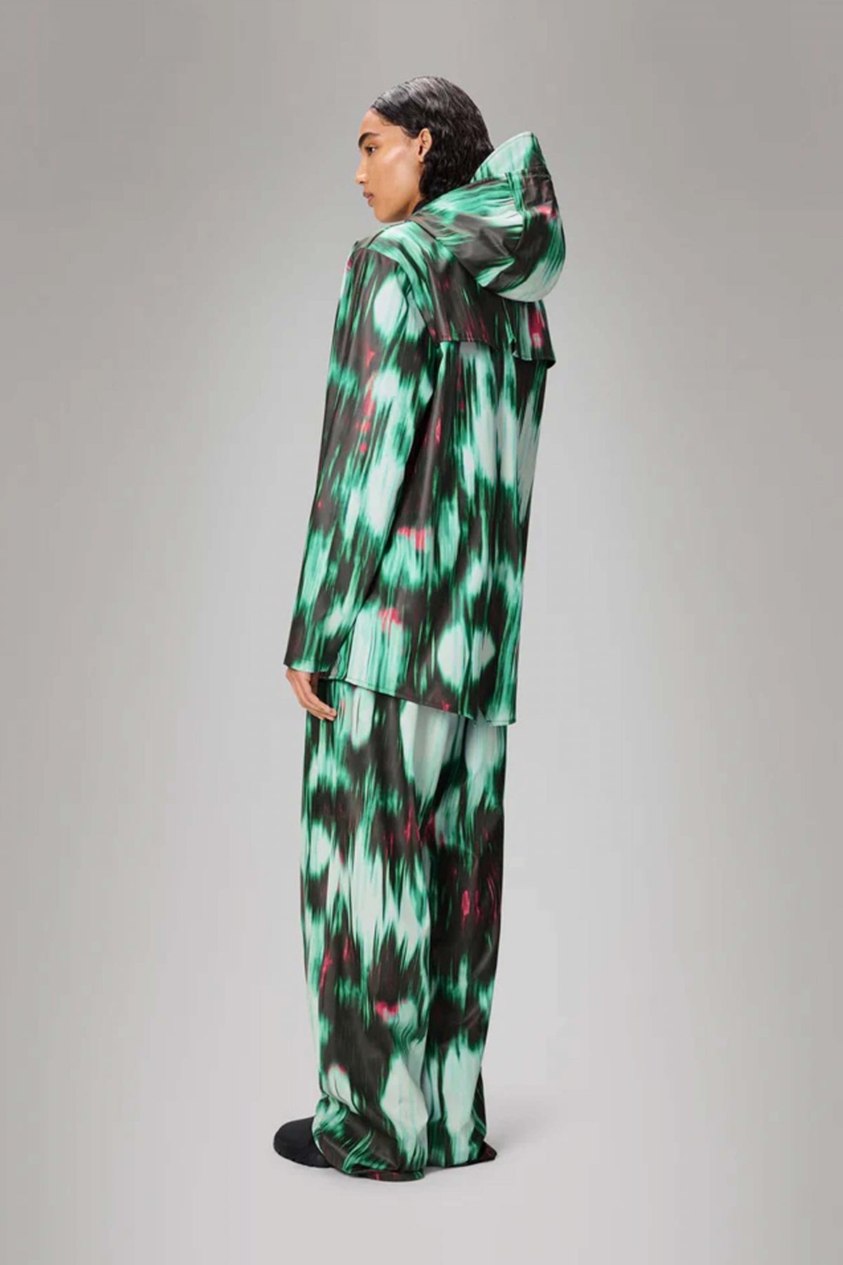 RAINS R LONG JACKET W en color VERDE (3)
