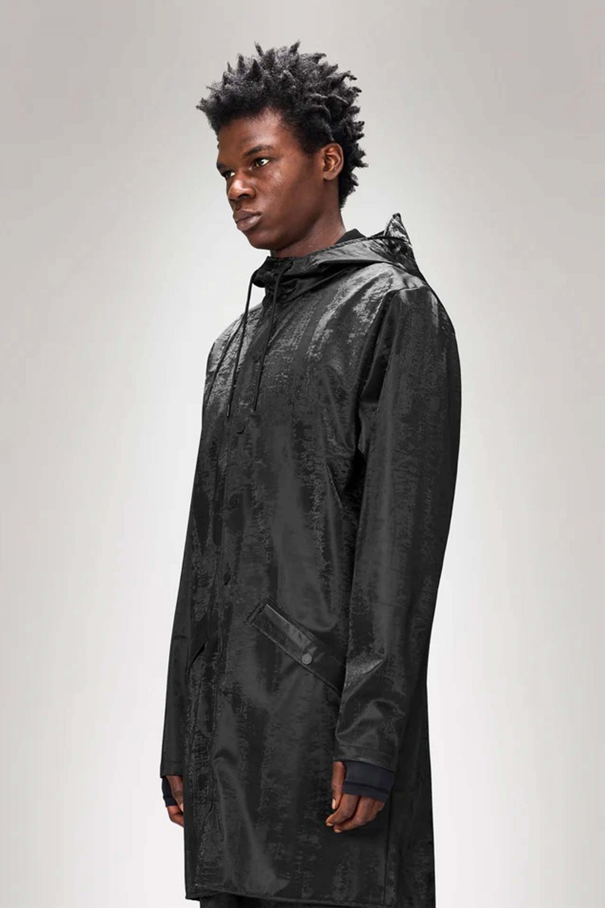 RAINS LONG JACKET W en color NEGRO (1)