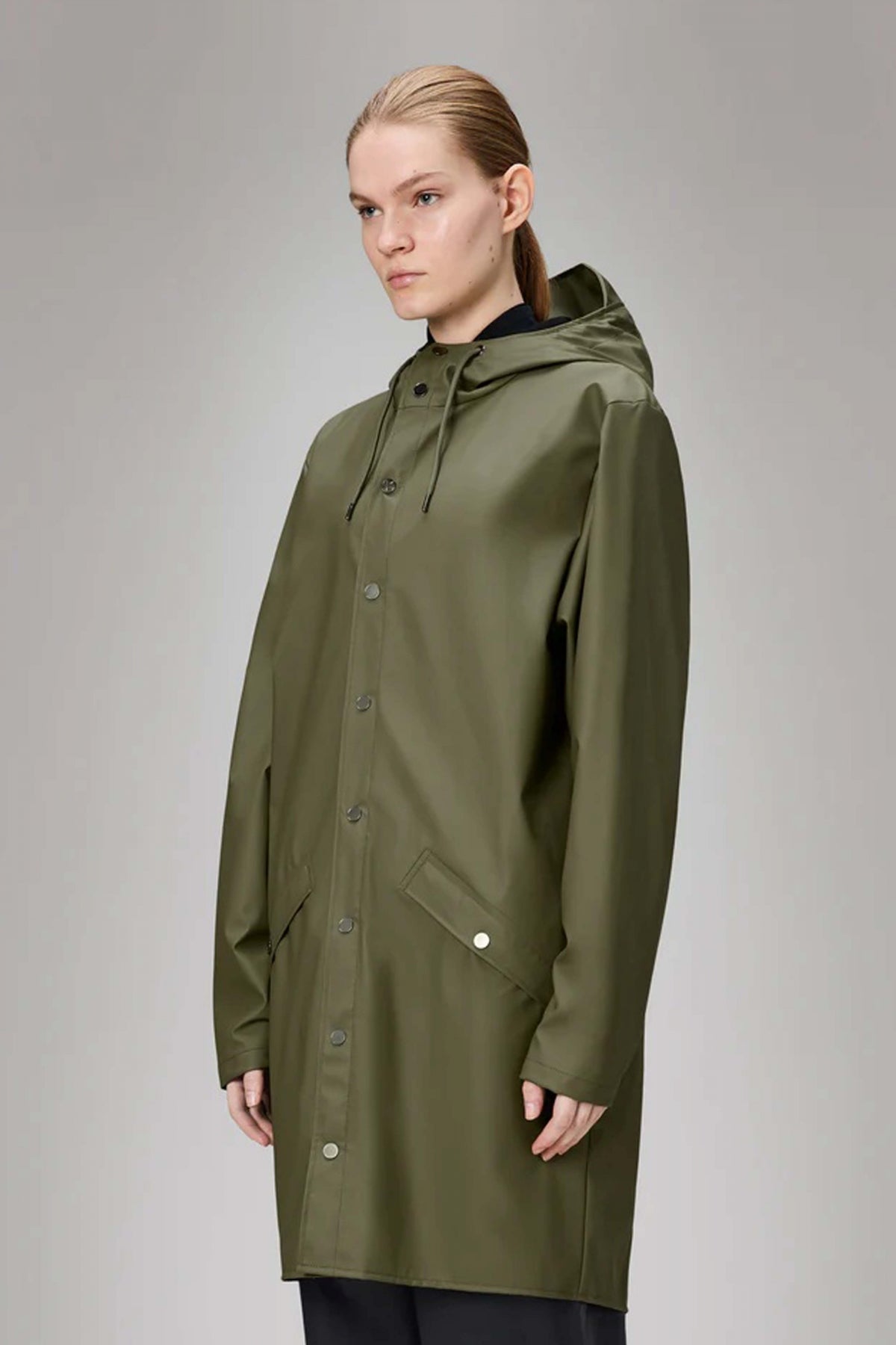 RAINS LONG JACKET W en color VERDE (1)