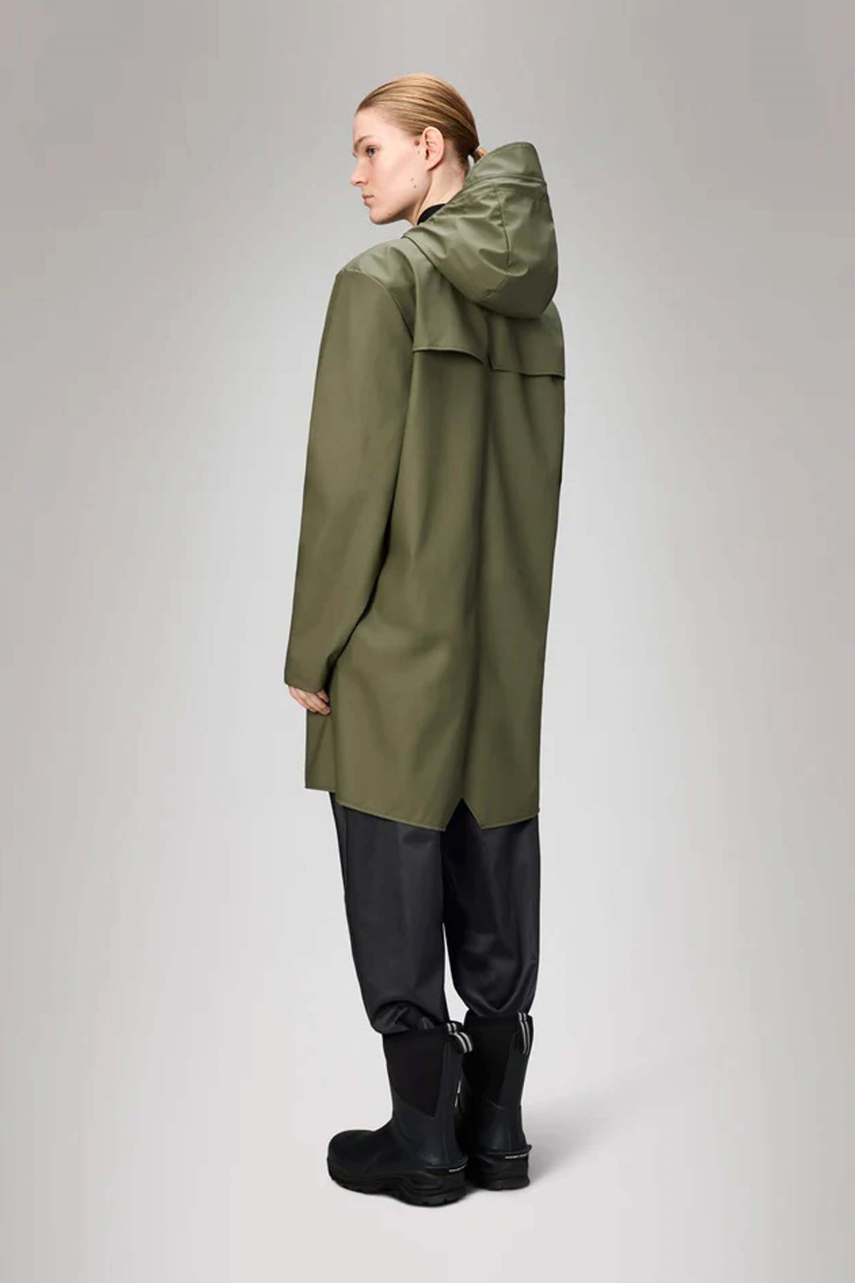 RAINS LONG JACKET W en color VERDE (3)