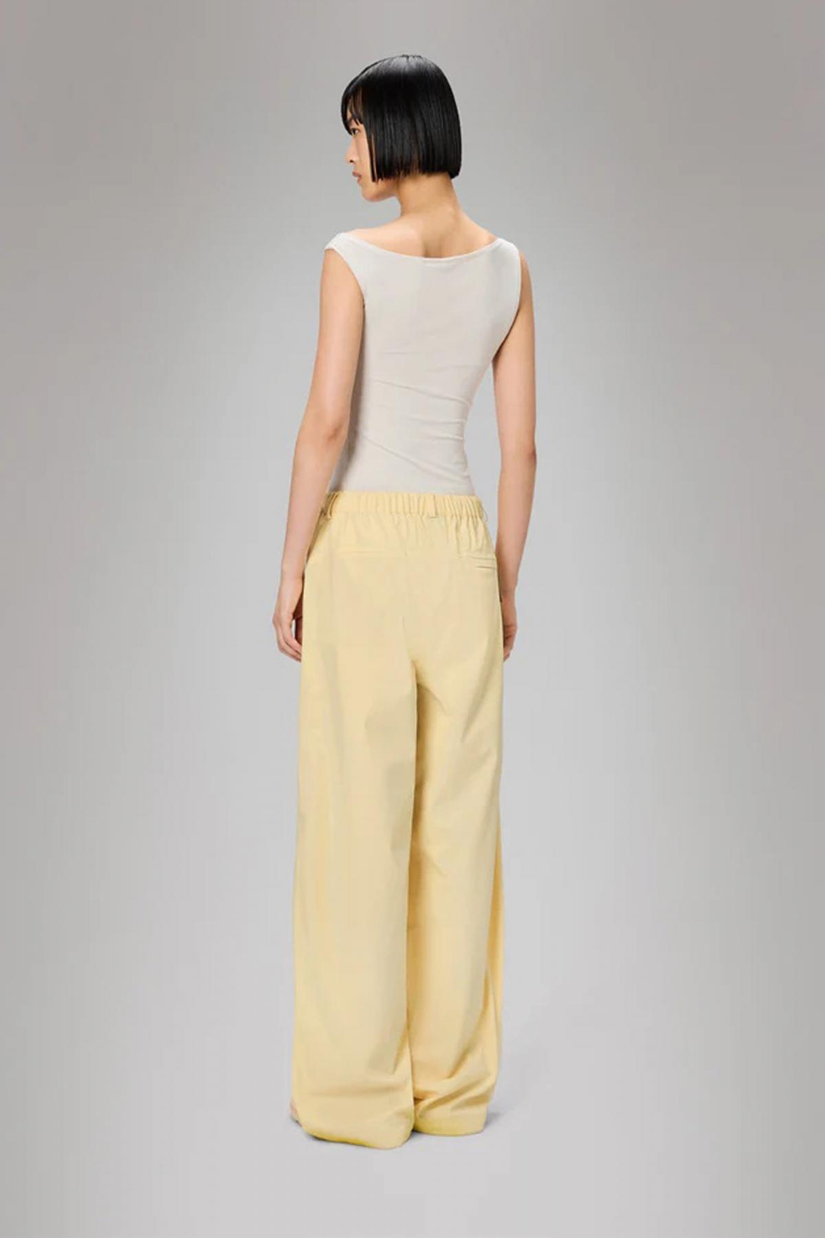 RAINS SUVA HARDSHELL PANTS WIDE W en color BEIS (3)