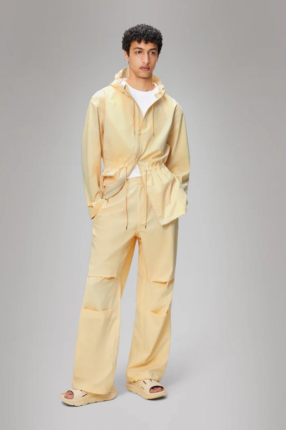 RAINS SUVA HARDSHELL PANTS WIDE W en color BEIS (5)