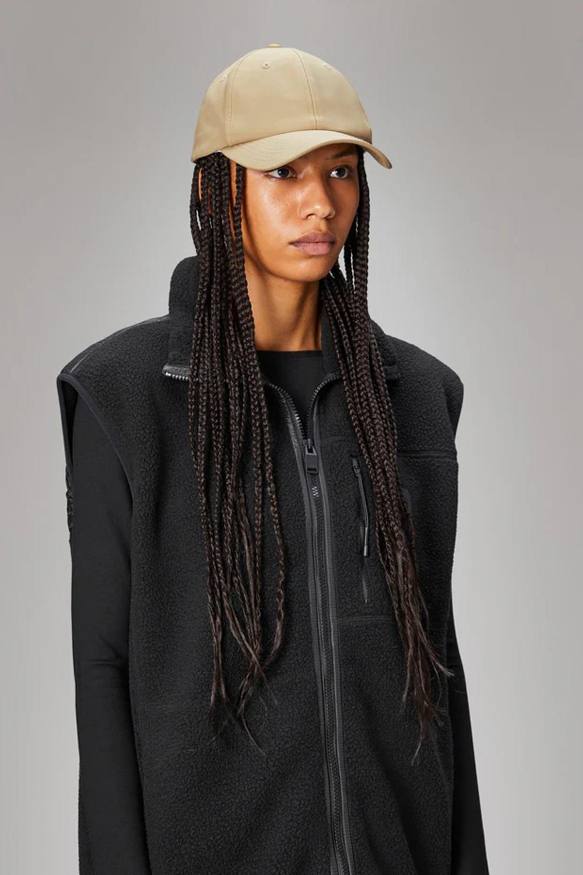 RAINS CAP en color MARRON CLARO (4)