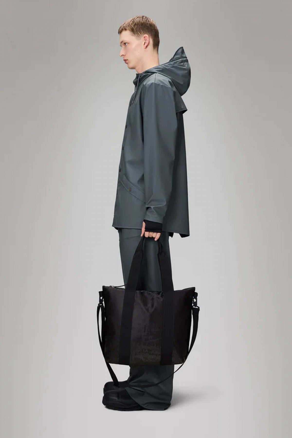RAINS TOTE BAG MINI W en color NEGRO (3)