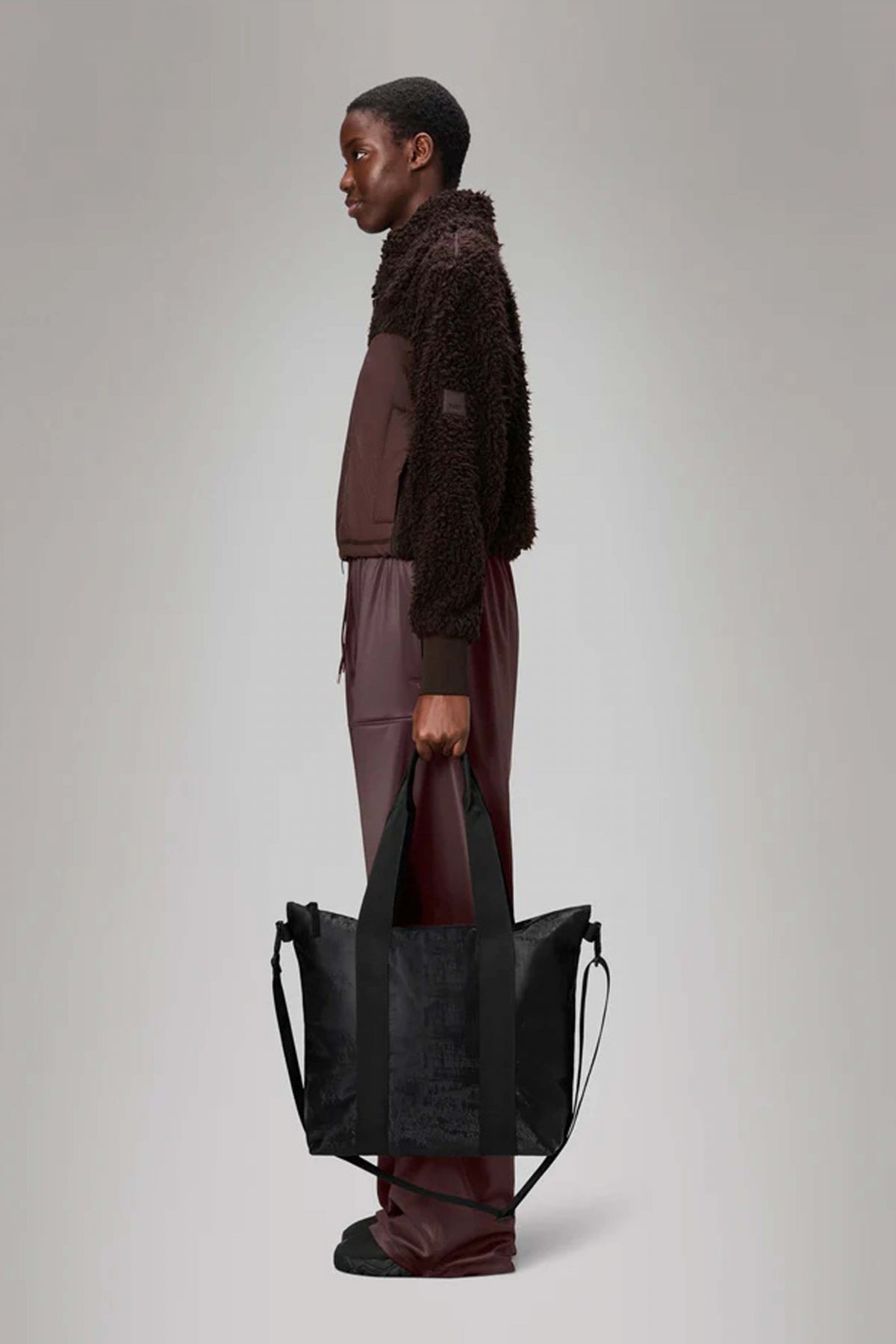 RAINS TOTE BAG MINI W en color NEGRO (4)