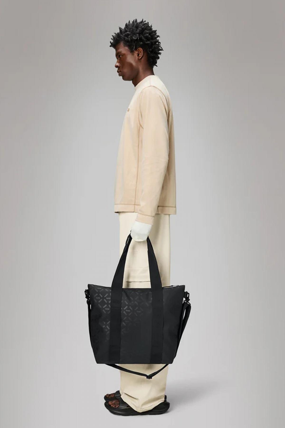 RAINS TOTE BAG MINI W en color NEGRO (3)