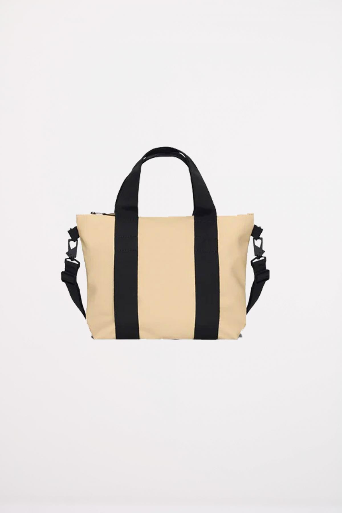 RAINS TOTE BAG MICRO en color BEIS (1)