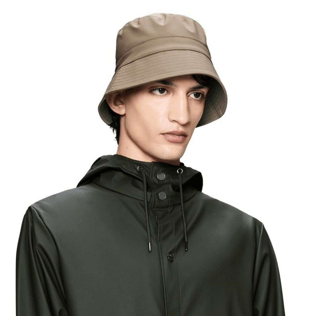 RAINS R BUCKET HAT W en color BEIS (2)