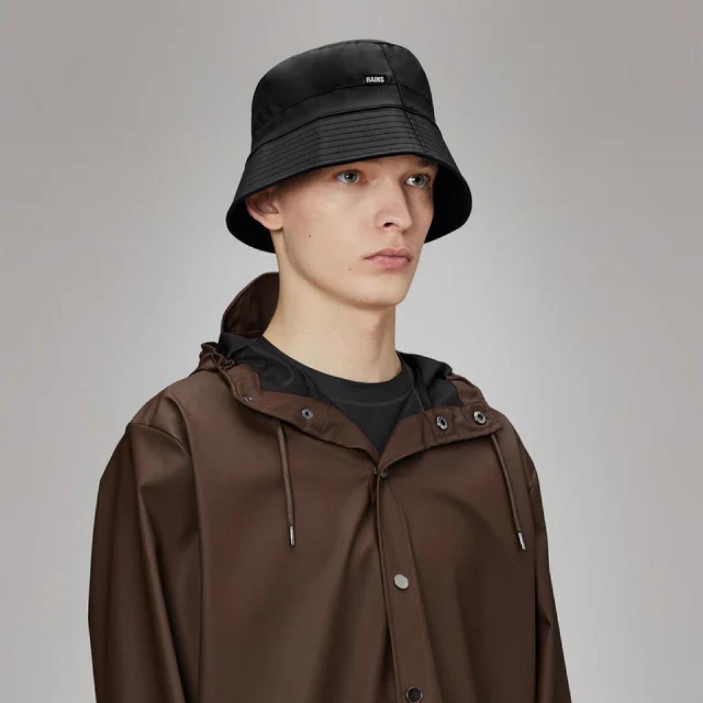 RAINS BUCKET HAT en color NEGRO (5)