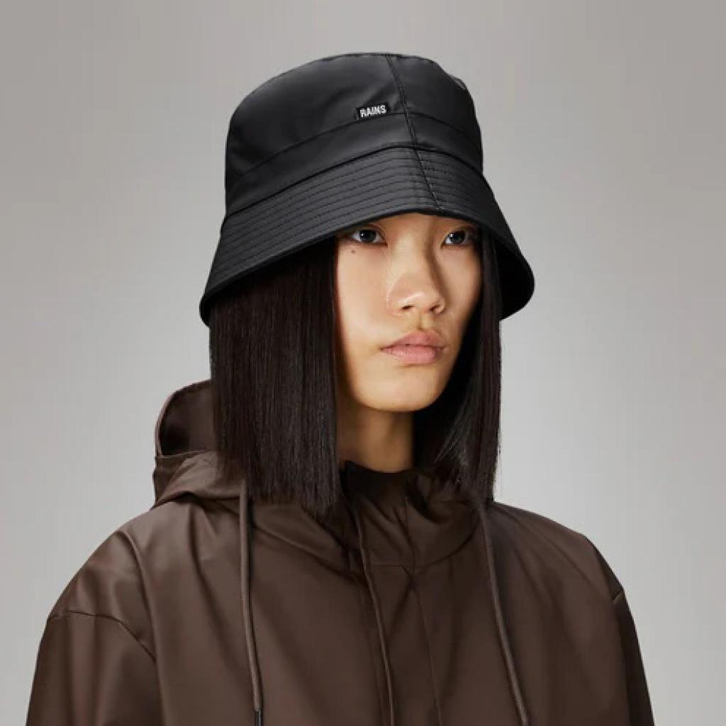 RAINS BUCKET HAT en color NEGRO (6)