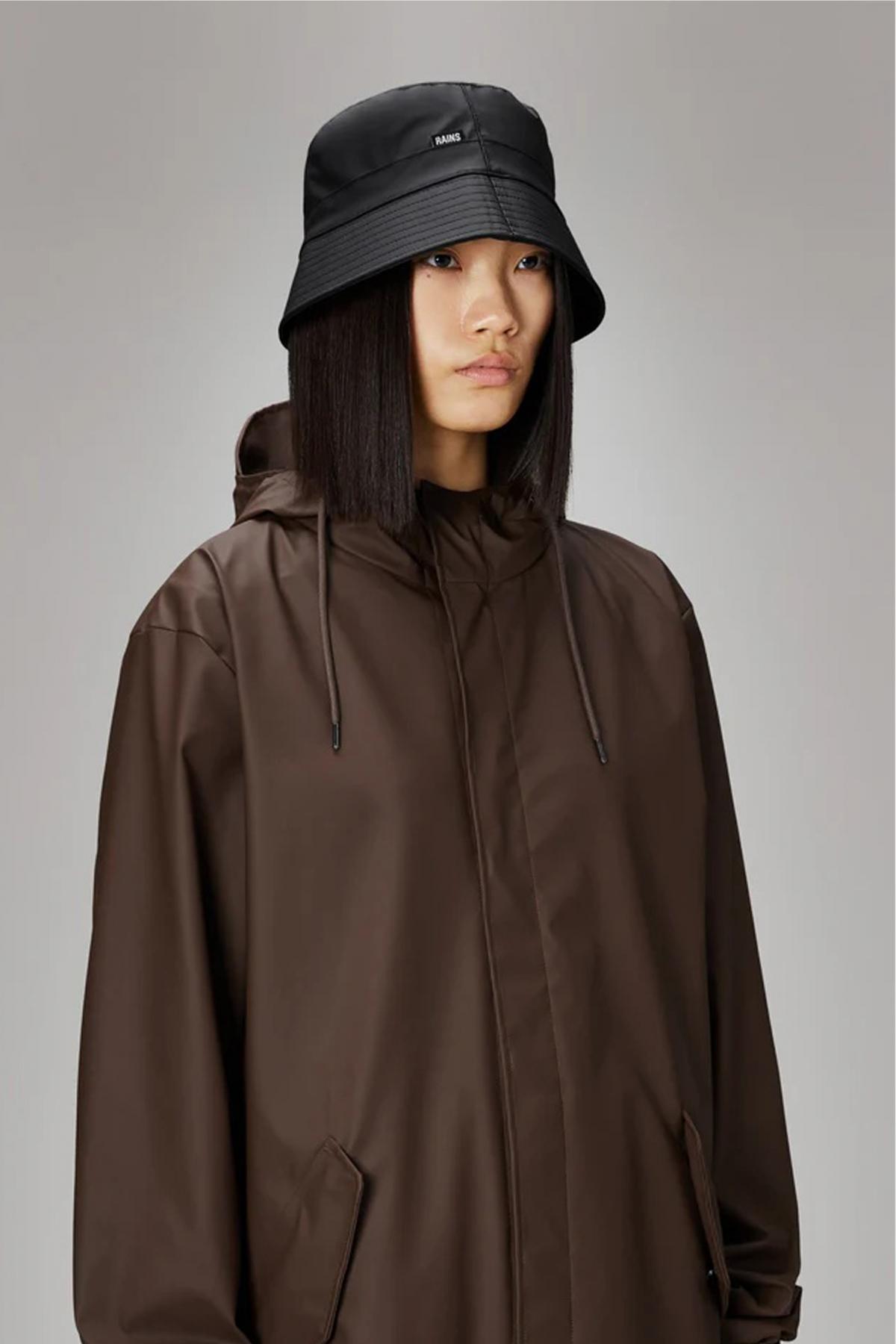 RAINS BUCKET HAT en color NEGRO (3)