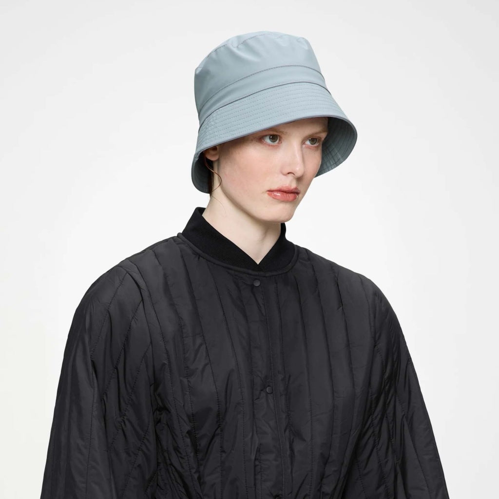 RAINS BUCKET HAT en color GRIS (5)