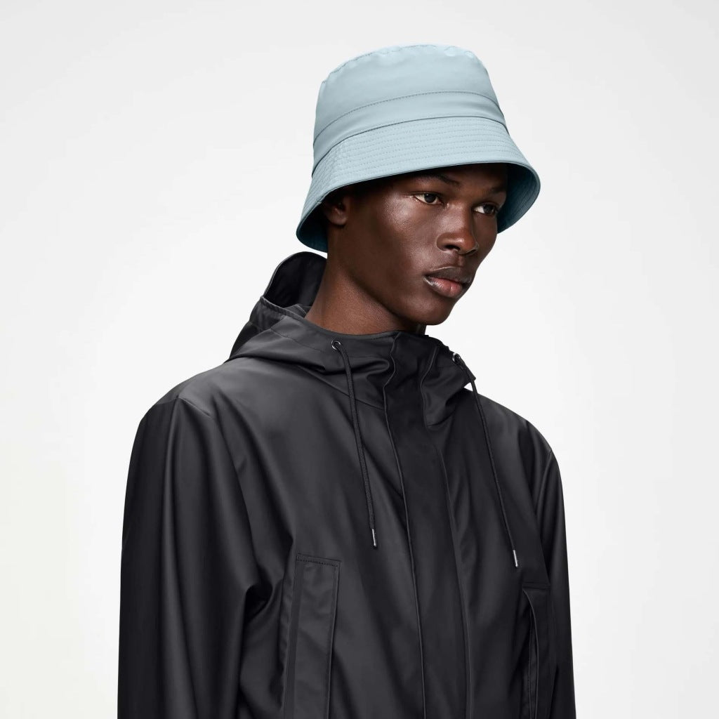RAINS BUCKET HAT en color GRIS (6)