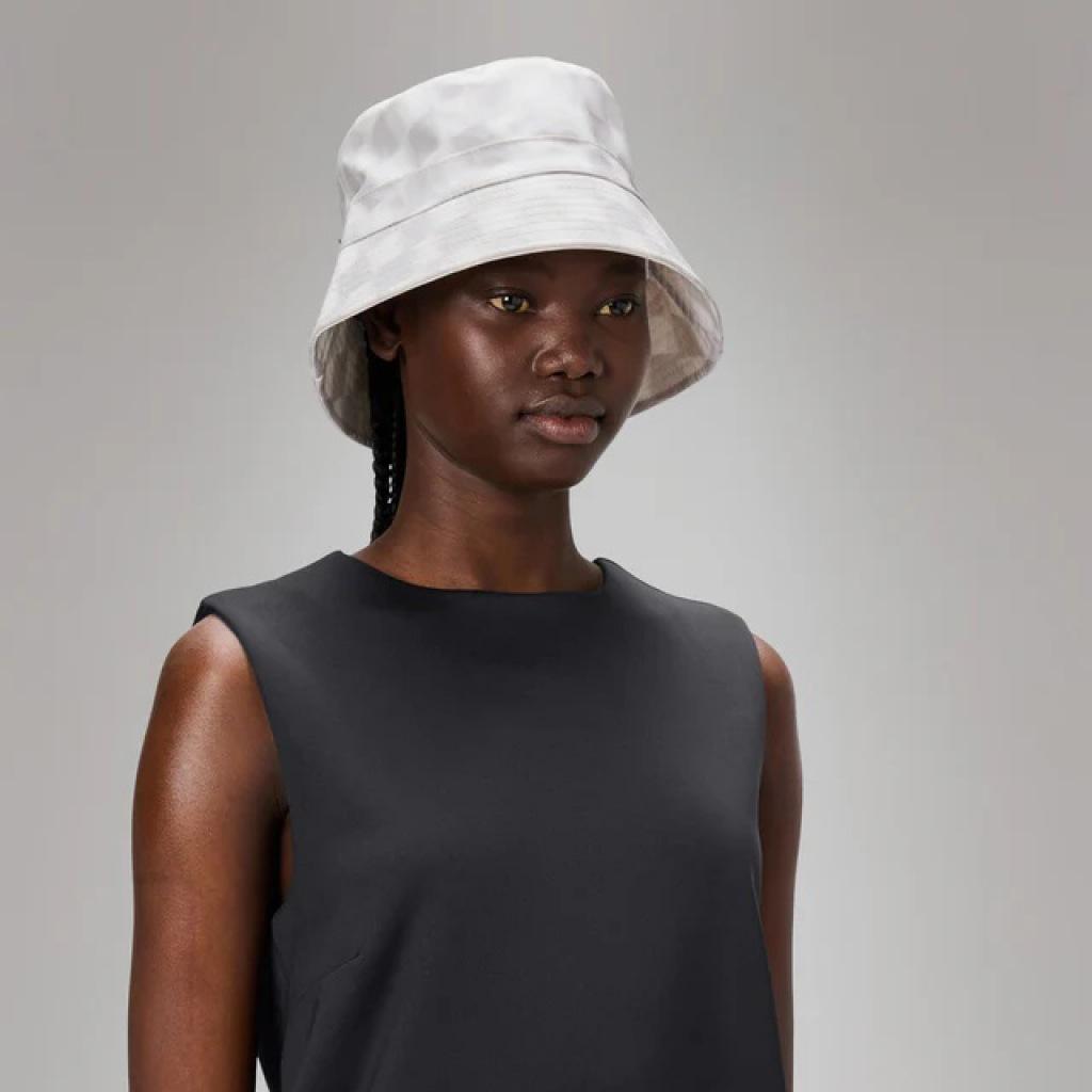 RAINS BUCKET HAT en color BLANCO (6)