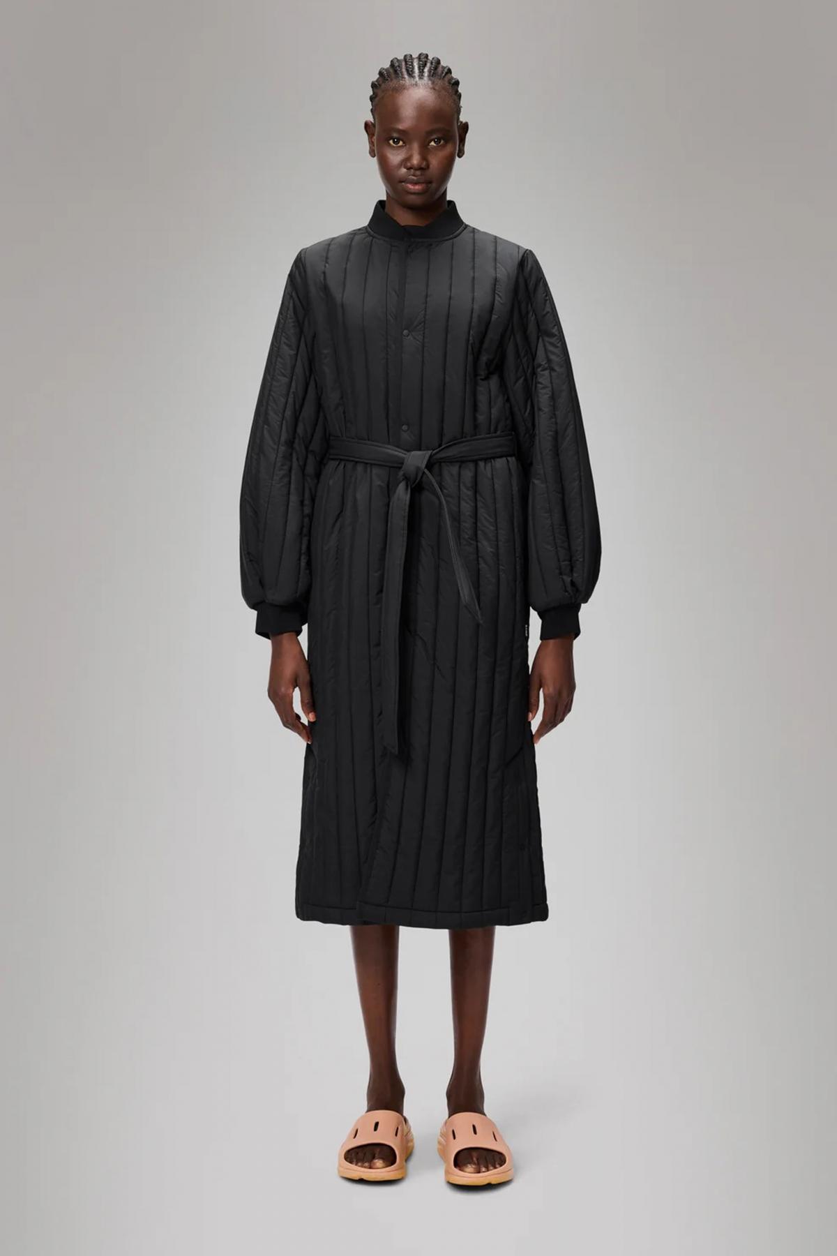 RAINS BANJA LINER W COAT T en color NEGRO (1)