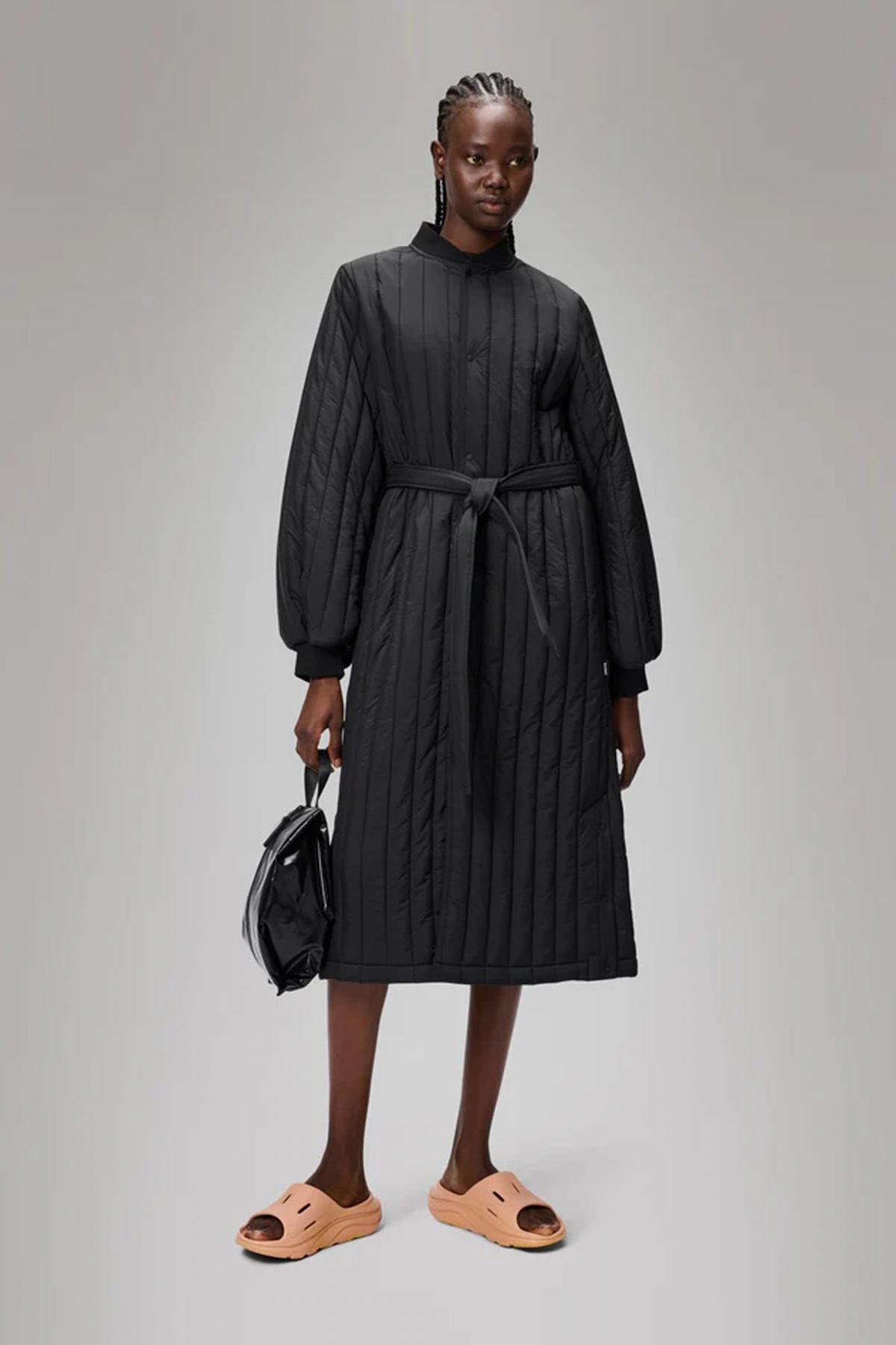 RAINS BANJA LINER W COAT T en color NEGRO (4)