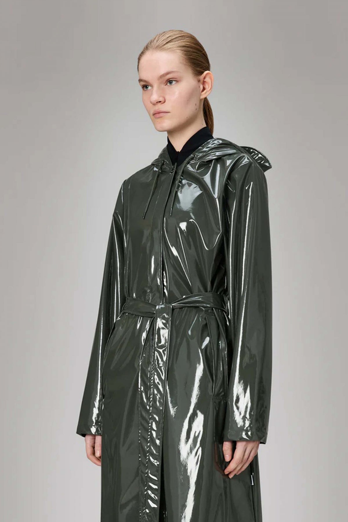 RAINS A LINE LONGER W JACKET W en color VERDE (1)