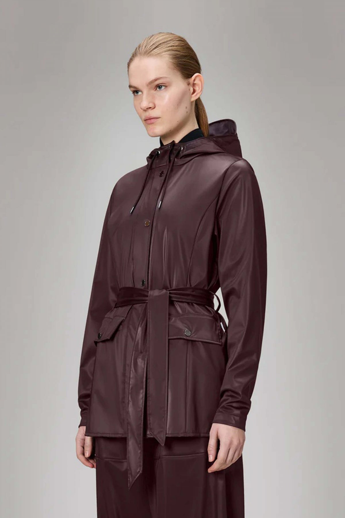 RAINS CURVE JACKET W en color BURDEOS (1)