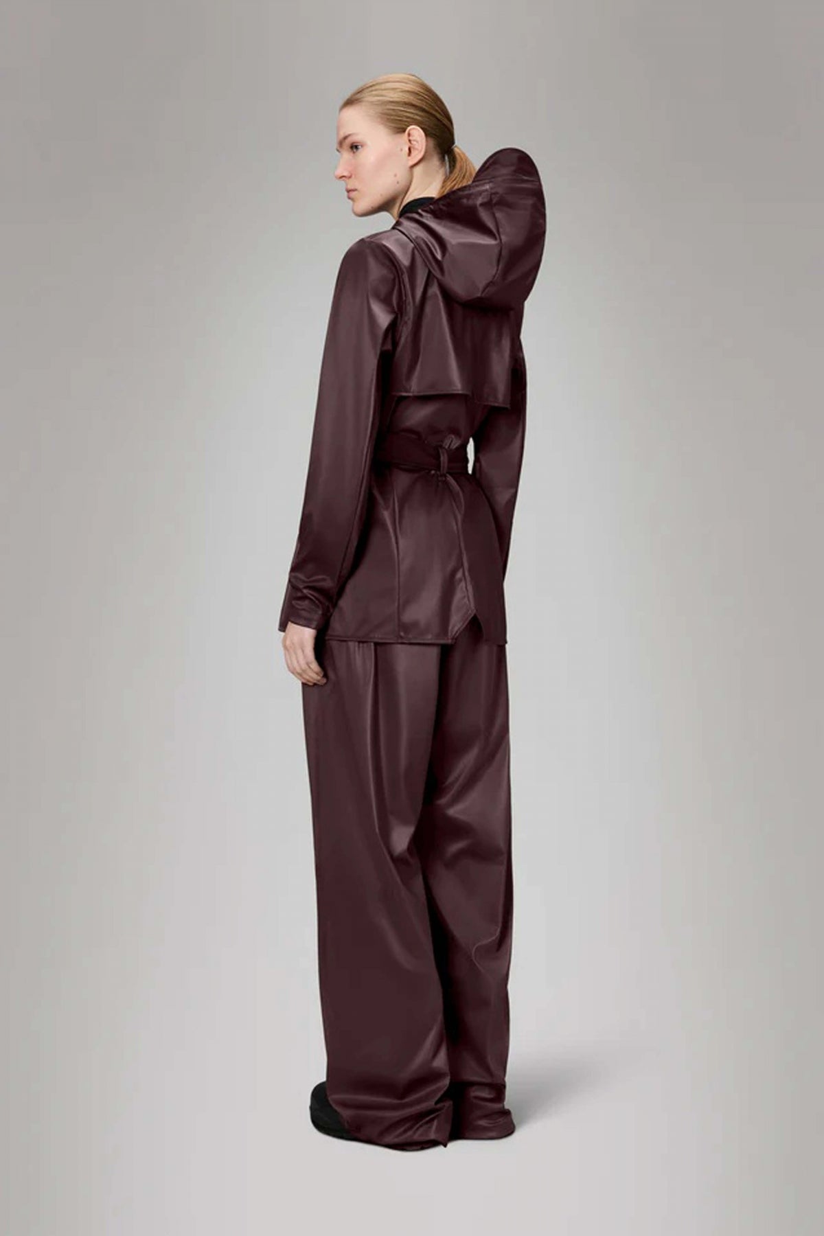 RAINS CURVE JACKET W en color BURDEOS (3)