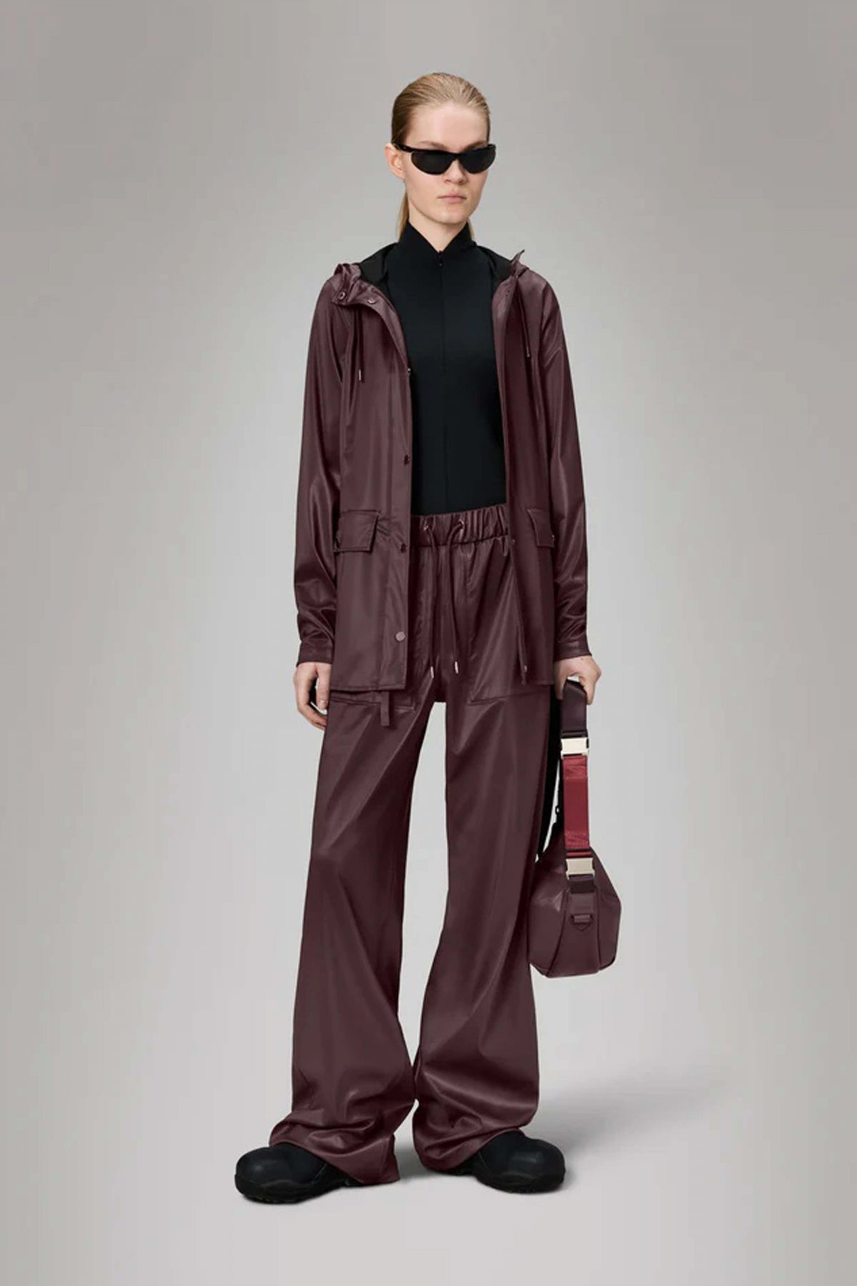 RAINS CURVE JACKET W en color BURDEOS (4)