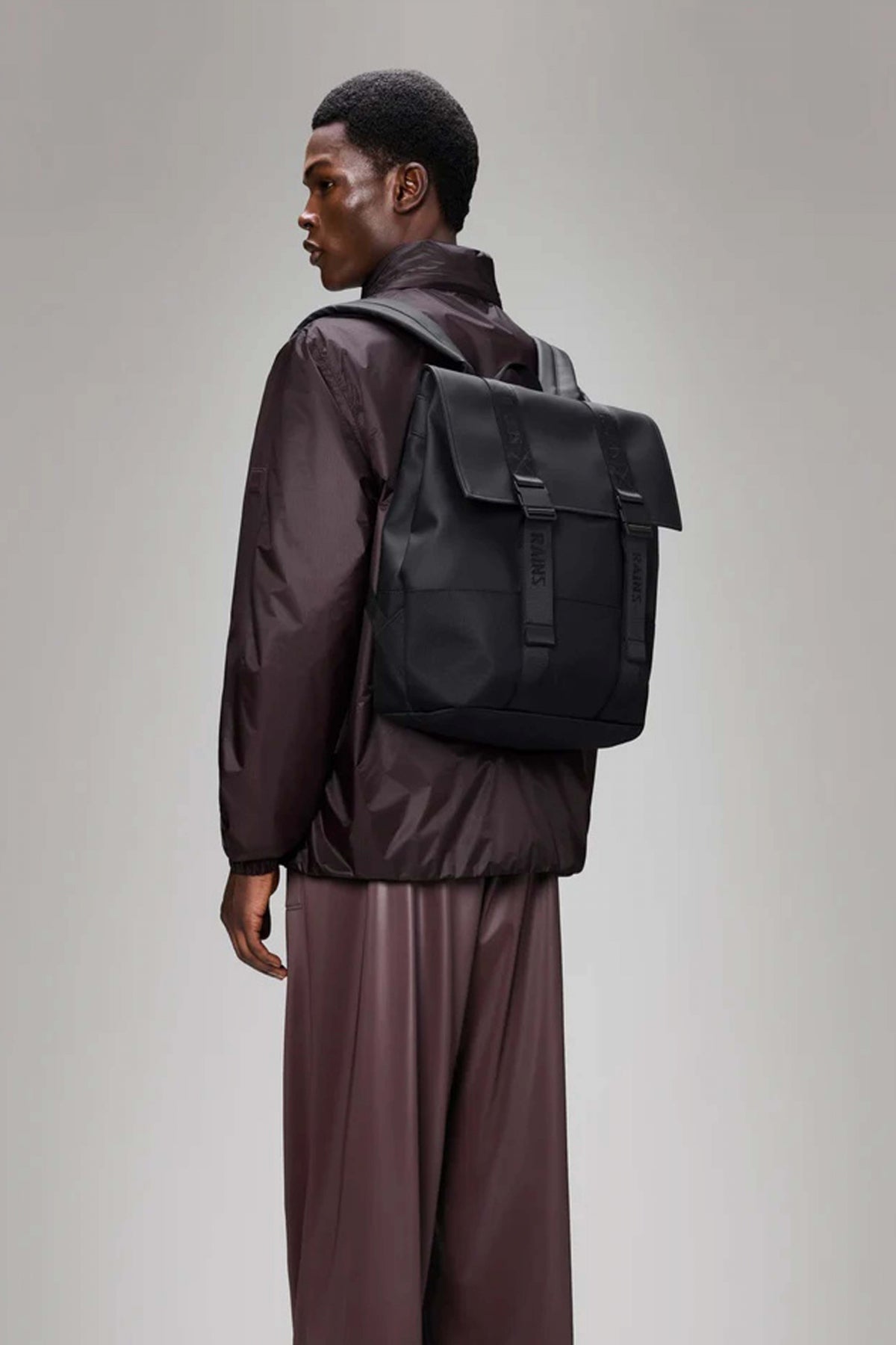 RAINS TRAIL MSN BAG W en color NEGRO (2)