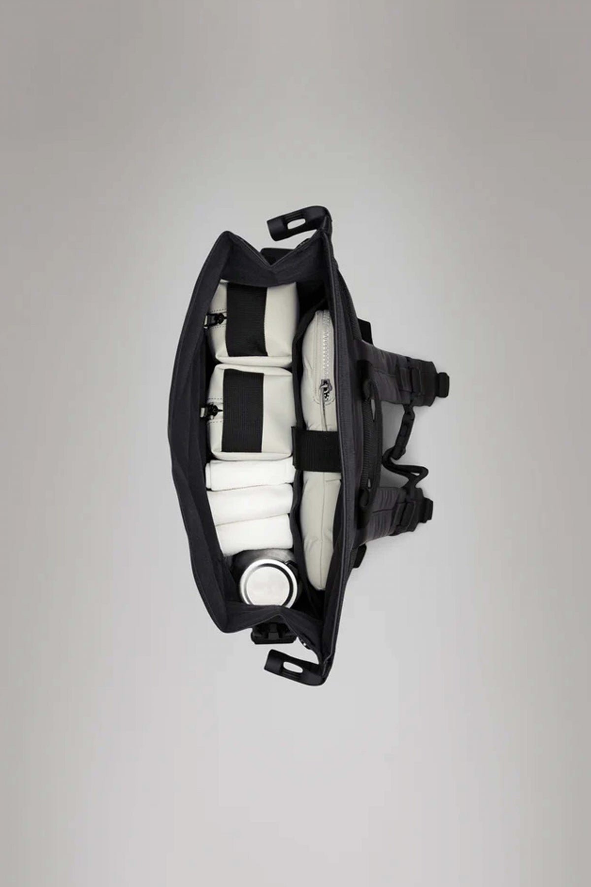 RAINS TRAIL ROLLTOP BACKPACK W en color BEIS (2)
