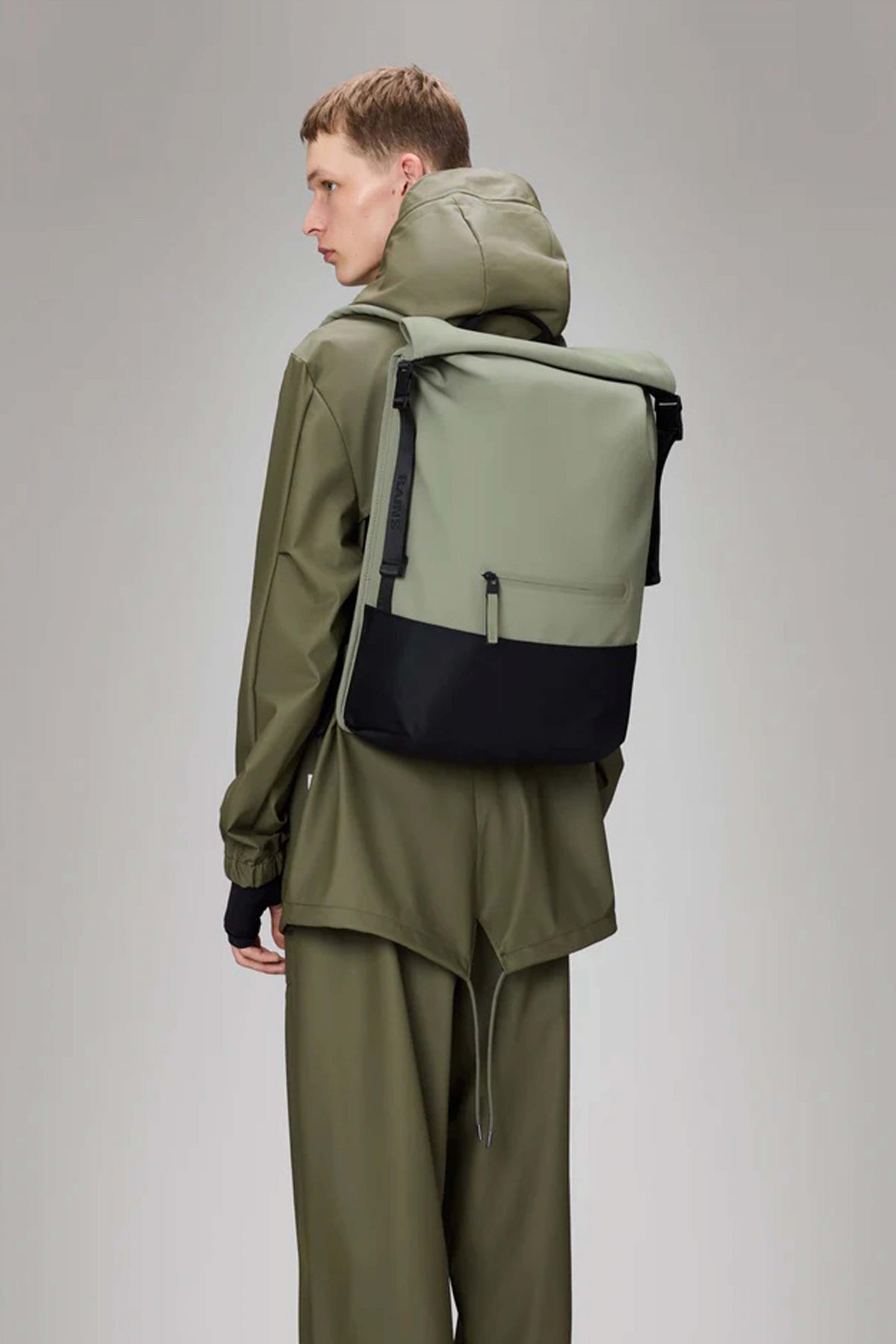 RAINS TRAIL ROLLTOP BACKPACK W en color BEIS (4)